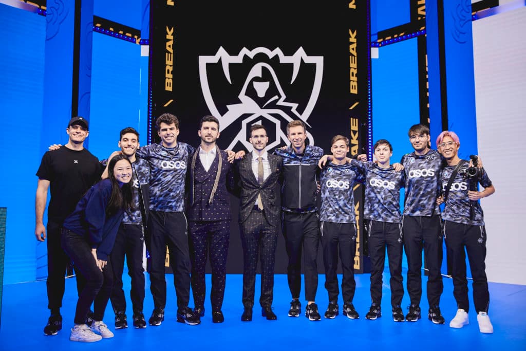 REYKJAVIK, ICELAND - OCTOBER 17: Team Fnatic, coaches and crew pose on stage at the League of Legends World Championship Groups Stage on October 17, 2021 in Reykjavik, Iceland. (Photo by Lance Skundrich/Riot Games)