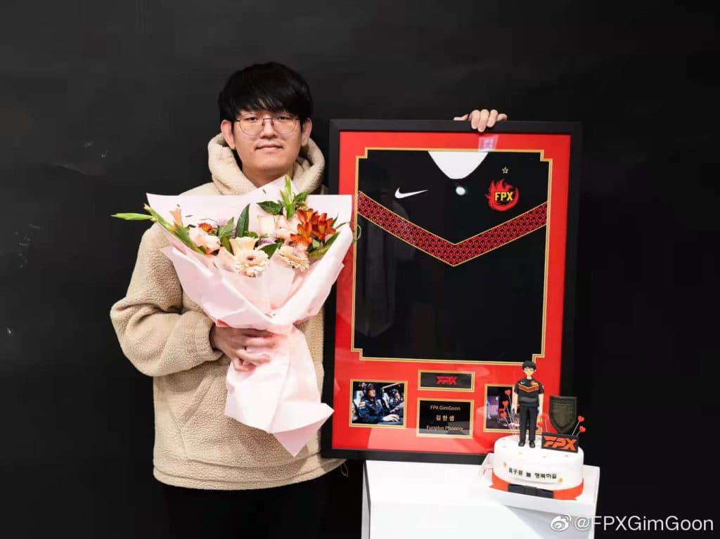 FPX GimGoon with his framed jersey and figurine. <em>Image via GimGoon's Weibo.</em>