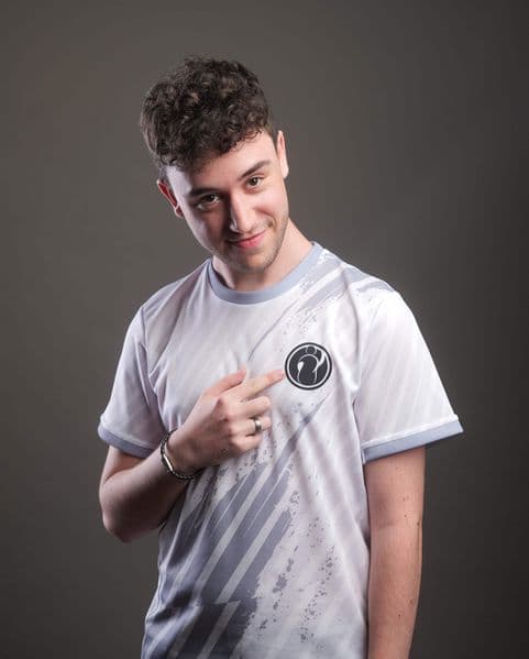 Invictus Gaming's brynn is among the most talented Apex Legends players in the European region.