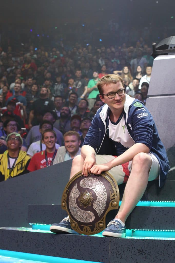 Matumbaman with the Aegis after winning The International 7 (Photo: <a href="https://twitter.com/TeamLiquid/status/1460967912643170310/photo/1">@TeamLiquid</a>)